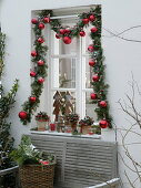 Weihnachtliche Fensterdeko mit Blick ins Zimmer