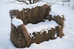 Gras-Sofa aus Baustahlmatten und Hasendraht verschneit im Winter