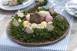 Oster-Tischdeko mit Buchs-Kränzen