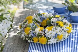 Frühlingskranz aus Malus (Zierapfel), Taraxacum (Löwenzahn) und Myosotis