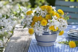 Strauß aus Malus (Zierapfel) und Taraxacum (Löwenzahn) in Salzglasur-Topf