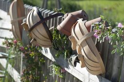 Spankörbe und Tontöpfe am Bauerngartenzaun