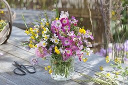 Wiesenstrauss mit Rosa (Rosen), Kamille (Matricaria), Coronilla