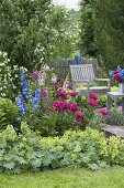 Paeonia (Pfingstrosen), Digitalis (Fingerhut), Alchemilla (Frauenmantel)