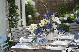 Blau weiße Tischdeko mit Schmucklilien und Lilien