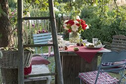 Gedeckter Tisch unterm Baum im Garten