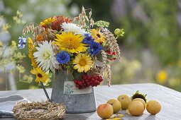 Kleiner Erntedankstrauss mit Helianthus (Sonnenblumen), Calendula