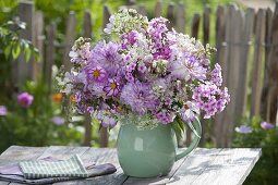 Sommerstrauss mit Phlox (Flammenblumen), Dahlia (Dahlien), Cosmos