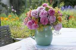 Sommerstrauss aus Rosa (Rosen), Alchemilla (Frauenmantel) und Gypsophila