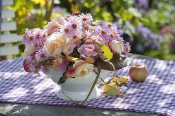 Strauss mit Rosa (Rosen), Aster (Herbstastern) und Blättern von Bergenia