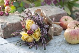 Herbststrauss aus Rosa (Rosen) und Calluna (Knospenbluehender Besenheide