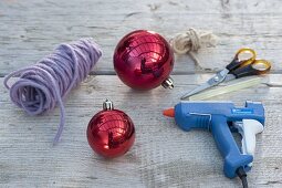 Sterne und Kugeln für die Weihnachtsdekoration selbermachen