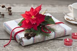 Buch als Weihnachtsgeschenk in Geschirrtuch verpackt