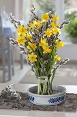 Stehstrauss aus Narcissus 'Tete a Tete' (Narzissen) und Salix