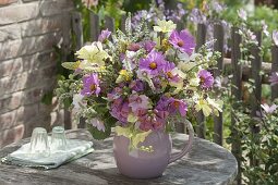 Rosa-gelber Strauss aus Cosmos (Schmuckkörbchen), Lavatera (Malve)