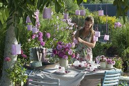 Gedeckter Tisch unterm Walnussbaum