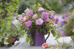 Herbststrauss mit Dahlia (Dahlien), Rosa (Rosen), Fenchel (Foeniculum)