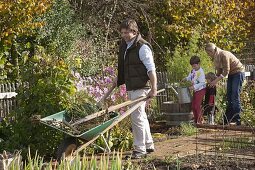 Autumn work with the whole family in the organic garden
