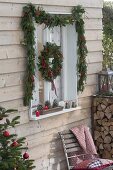 Fenster mit Girlande und Kranz weihnachtlich schmücken