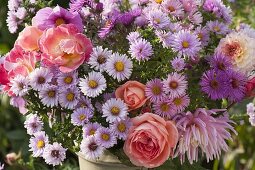 Herbststrauss aus Aster (Herbstastern), Rosa (Rosen), Dahlia (Dahlien)