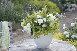 Grün-weisser Duftstrauss auf Gartentisch : Alchemilla (Frauenmantel), Rosa