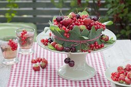 Beerentorte aus Erdbeeren (Fragaria), roten Johannisbeeren (Ribes rubrum)