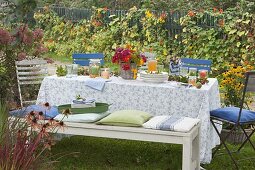 Gedeckter Tisch im herbstlichen Garten