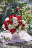 Rot-weisser Strauss aus Zinnia (Zinnien), Dahlia (Dahlien), Rosa (Rosen)