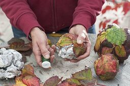 Floristische Dekorationen mit Fundstücken aus dem Herbstwald