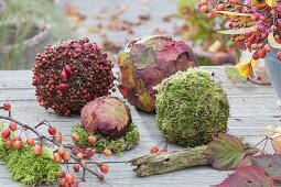 Floristische Dekorationen mit Fundstücken aus dem Herbstwald