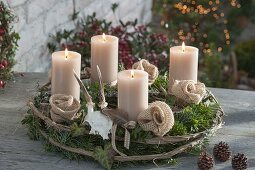 Natürlicher Adventskranz mit beigen Kerzen