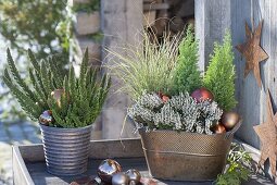 Kupferne Jardiniere und Topf weihnachtlich mit Calluna Garden Girls 'Helena'