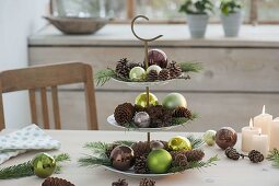 Etagere with pine cones, green balls and Larix and Pinus branches