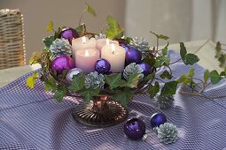 5-minute Advent wreath made of candles, balls on footed cake plate