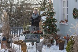 Verschneite Weihnachtsterrasse mit Abies koreana (Koreatanne)