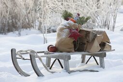 Nikolaus - Schlitten mit Brennholz und Rupfensack , gefüllt