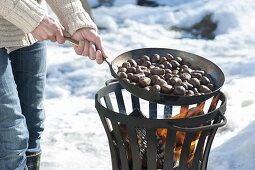 Schneebar im winterlich verschneiten Garten