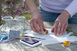 Gläser mit gestempelten Papierstreifen verkleiden