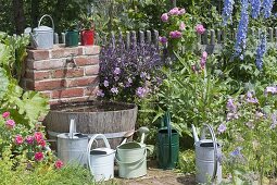 Wasserfass und Wasserhahn für die Bewässerung im Bauerngarten