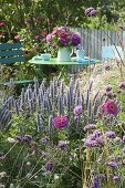 Blau - violettes Beet und Sitzplatz im Naturgarten