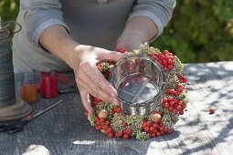 Kranz aus Vogelbeeren, Zieraepfeln und Fetthenne