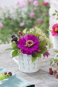 Mini-Strauss in Tasse mit Zinnia (Zinnie), Brombeeren (Rubus)