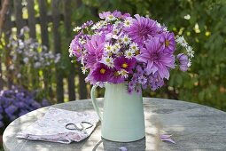 Herbstlicher Strauss aus Dahlia (Dahlien), Aster (Herbstastern)