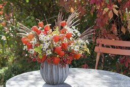 Herbststrauss mit Physalis (Lampions), Aster (Herbstastern), Miscanthus