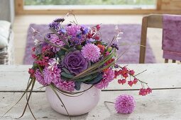 Herbstlicher Strauss aus Dahlia (Dahlien), Brassica (Zierkohl), Euonymus