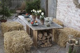 Ländliche Winter-Terrasse mit Strohballen