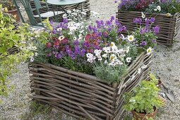 Gravel terrassse with raised beds made of hazelnut rods