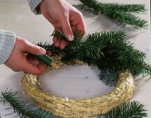 Adventskranz binden mit Nordmannstannenzweigen