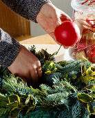 Adventskranz auf dekoriertem Glas: Kerzen in den Kranz stecken