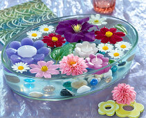 Glass bowl with floating flowers 4/4